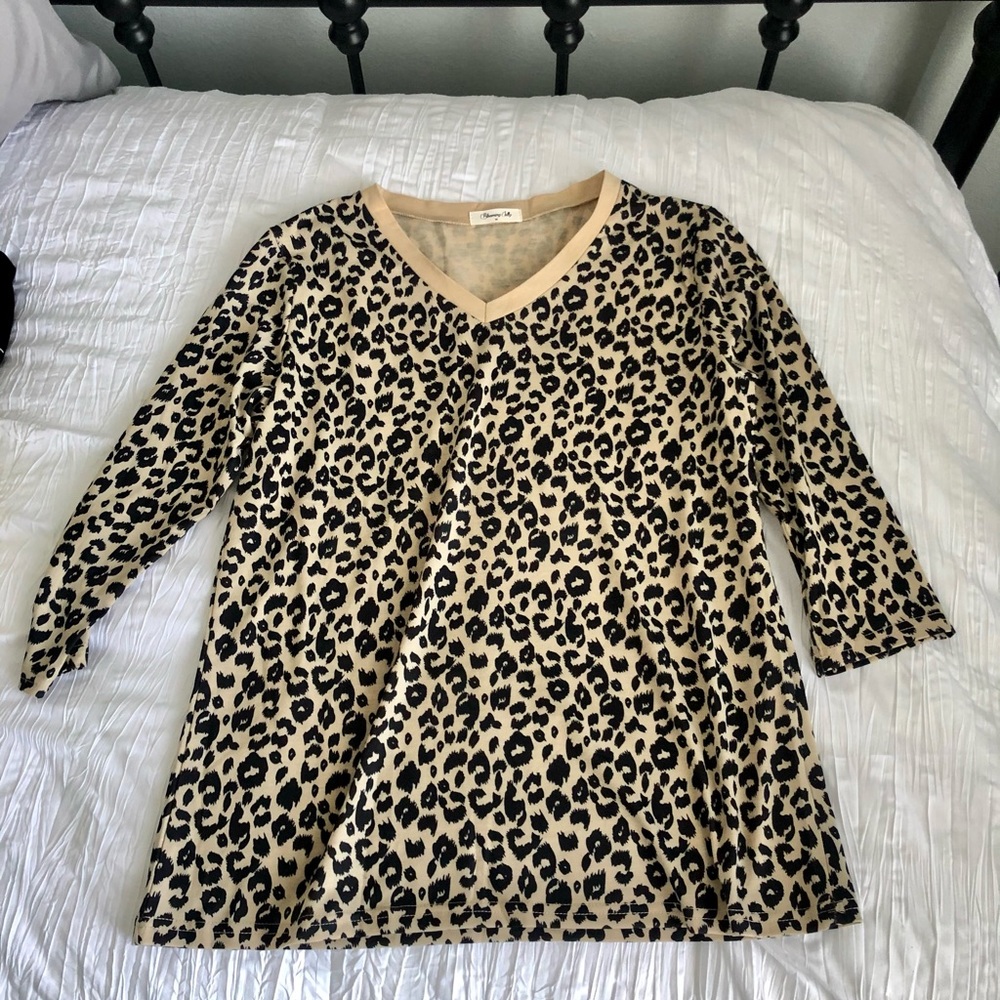 ✨NWOT✨ Leopard V-neck Tee 3/4 sleeve